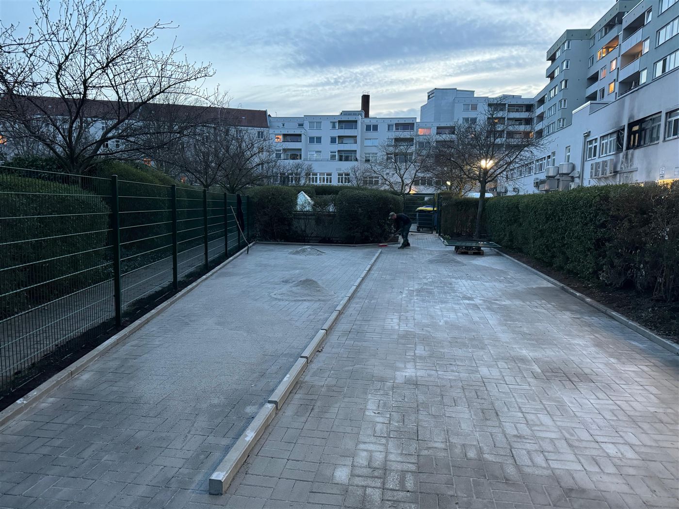 Neu gepflasterte Müllplatzanlage mit Zaun und Hecken am Kurfürstendamm 143 in Berlin