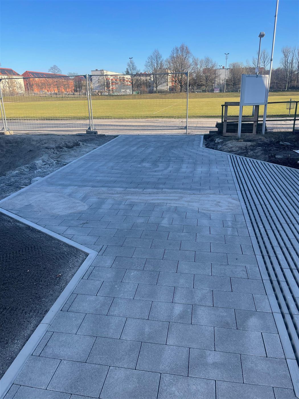 Neu verlegtes Betonsteinpflaster mit Stufenanlage an einer Tennishalle in Berlin-Treptow